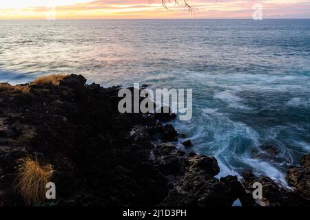 Wellen schlagen gegen die Lava Cliffs unter dem Ala Kahakai Trail National Historic Trail, Hawaii Island, Hawaii, USA Stockfoto