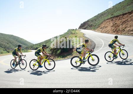 Das Aevolo Under 23 Herren Radsportteam auf einer Trainingsfahrt in den Santa Monica Mountains in Kalifornien. Stockfoto