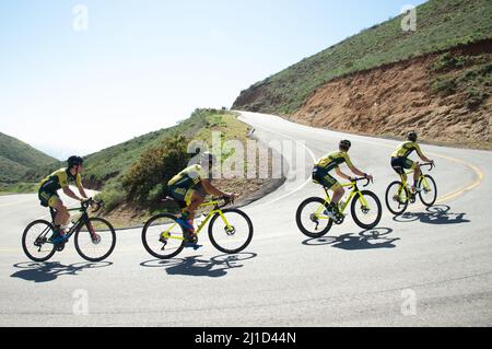 Das Aevolo Under 23 Herren Radsportteam auf einer Trainingsfahrt in den Santa Monica Mountains in Kalifornien. Stockfoto