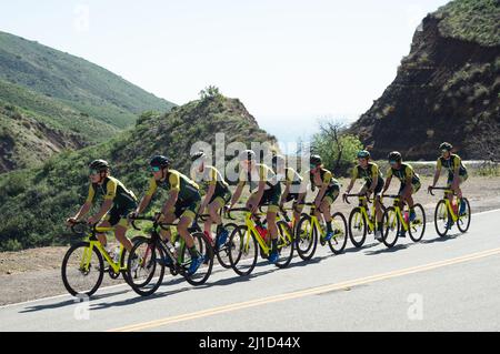 Das Aevolo Under 23 Herren Radsportteam auf einer Trainingsfahrt in den Santa Monica Mountains in Kalifornien. Stockfoto