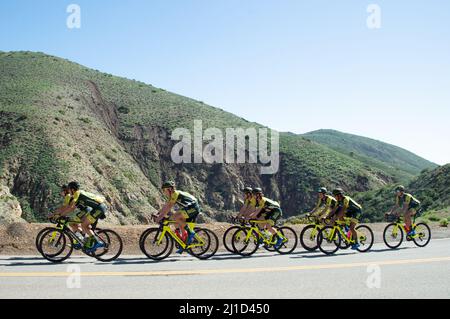 Das Aevolo Under 23 Herren Radsportteam auf einer Trainingsfahrt in den Santa Monica Mountains in Kalifornien. Stockfoto