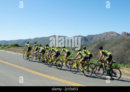 Das Aevolo Under 23 Herren Radsportteam auf einer Trainingsfahrt in den Santa Monica Mountains in Kalifornien. Stockfoto