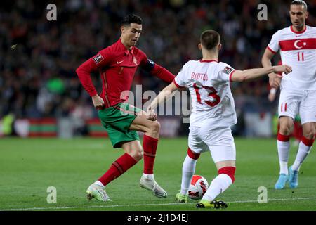 Porto, Portugal. 24. März 2022. Portugals Stürmer Cristiano Ronaldo (L) steht am 24. März 2022 im Dragao-Stadion in Porto, Portugal, mit dem türkischen Verteidiger Berkan Kutlu beim Fußballspiel zur FIFA-Weltmeisterschaft 2022 zur Fußball-Qualifikationserweiterung zwischen Portugal und der Türkei auf. (Bild: © Pedro Fiuza/ZUMA Press Wire) Stockfoto