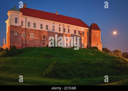 Sandomierz, Polen - 18. August 2021: Königsschloss bei Nacht in Sandomierz, Polen. Stockfoto