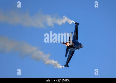 Gdynia, Polen - 22. August 2021: Flug des F 16-Flugzeugs auf der Aero Baltic Show in Gdynia, Polen. Stockfoto