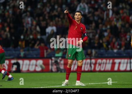 Porto, Portugal. 24. März 2022. Portugals Stürmer Cristiano Ronaldo reagiert am 24. März 2022 während des Fußballspiels zwischen Portugal und der Türkei im Dragao-Stadion in Porto, Portugal, bei der FIFA-WM-Qualifikation 2022. (Bild: © Pedro Fiuza/ZUMA Press Wire) Stockfoto