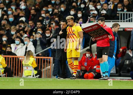 Madrid, Spanien. 20. März 2022. (L-R) Xavi Hernandez, Adama Traore (Barcelona) Fußball/Fußball: Spanisches 'La Liga Santander'-Spiel zwischen Real Madrid CF 0-4 FC Barcelona im Estadio Santiago Bernabeu in Madrid, Spanien. Quelle: Mutsu Kawamori/AFLO/Alamy Live News Stockfoto