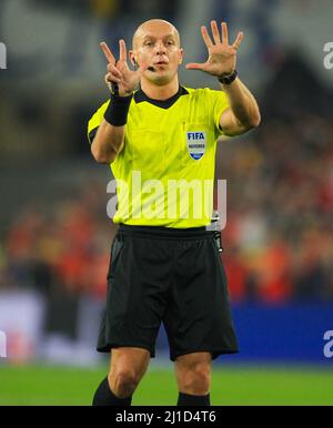 24.. März 2022; Cardiff City Stadium, Cardiff, Wales, WM-Qualifikation 2022 Fußball, Wales gegen Österreich; Schiedsrichter Szymon Marciniak Gesten während des Spiels Stockfoto