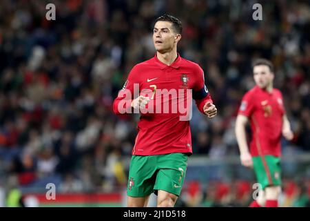Porto, Portugal. 24. März 2022. Portugals Stürmer Cristiano Ronaldo blickt am 24. März 2022 auf das Fußballspiel der FIFA-Weltmeisterschaft 2022 im Dragao-Stadion in Porto, Portugal, zurück. (Bild: © Pedro Fiuza/ZUMA Press Wire) Stockfoto