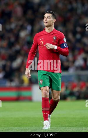 Porto, Portugal. 24. März 2022. Portugals Stürmer Cristiano Ronaldo blickt am 24. März 2022 auf das Fußballspiel der FIFA-Weltmeisterschaft 2022 im Dragao-Stadion in Porto, Portugal, zurück. (Bild: © Pedro Fiuza/ZUMA Press Wire) Stockfoto