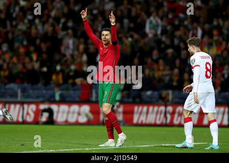 Porto, Portugal. 24. März 2022. Portugals Stürmer Cristiano Ronaldo reagiert am 24. März 2022 während des Fußballspiels zwischen Portugal und der Türkei im Dragao-Stadion in Porto, Portugal, bei der FIFA-WM-Qualifikation 2022. (Bild: © Pedro Fiuza/ZUMA Press Wire) Stockfoto