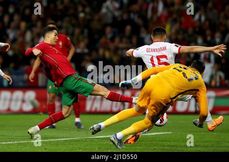 Porto, Portugal. 24. März 2022. Portugals Stürmer Cristiano Ronaldo (L) steht am 24. März 2022 im Dragao-Stadion in Porto, Portugal, mit dem türkischen Verteidiger Ozan Kabak auf dem Spiel der FIFA Fußball-Qualifikationsspielrunde 2022 zwischen Portugal und der Türkei auf dem Spiel. (Bild: © Pedro Fiuza/ZUMA Press Wire) Stockfoto