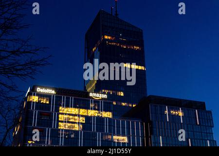 Danzig, PL-14 Mar 2022: Nachtansicht des Olivia Business Center mit einem Herzen in den Farben der ukrainischen Flagge in Blau und Gelb. Wolkenkratzer in Danzig sho Stockfoto