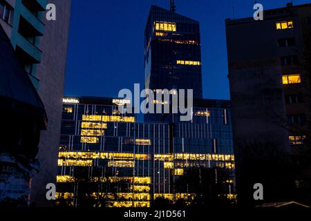 Danzig, PL-14 Mar 2022: Nachtansicht des Olivia Business Center mit einem Herzen in den Farben der ukrainischen Flagge in Blau und Gelb. Wolkenkratzer in Danzig sho Stockfoto