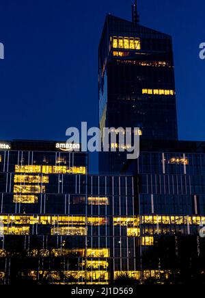 Danzig, PL-14 Mar 2022: Nachtansicht des Olivia Business Center mit einem Herzen in den Farben der ukrainischen Flagge in Blau und Gelb. Wolkenkratzer in Danzig sho Stockfoto