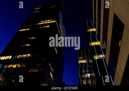 Danzig, PL-14 Mar 2022: Nachtansicht des Olivia Business Center mit einem Herzen in den Farben der ukrainischen Flagge in Blau und Gelb. Wolkenkratzer in Danzig sho Stockfoto