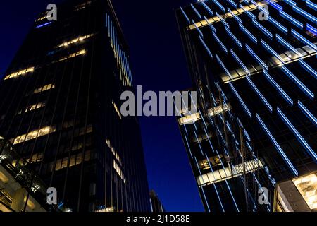 Danzig, PL-14 Mar 2022: Nachtansicht des Olivia Business Center mit einem Herzen in den Farben der ukrainischen Flagge in Blau und Gelb. Wolkenkratzer in Danzig sho Stockfoto