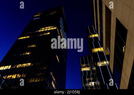 Danzig, PL-14 Mar 2022: Nachtansicht des Olivia Business Center mit einem Herzen in den Farben der ukrainischen Flagge in Blau und Gelb. Wolkenkratzer in Danzig sho Stockfoto