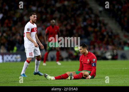 Porto, Portugal. 24. März 2022. Portugals Stürmer Cristiano Ronaldo reagiert am 24. März 2022 während des Fußballspiels zwischen Portugal und der Türkei im Dragao-Stadion in Porto, Portugal, bei der FIFA-WM-Qualifikation 2022. (Bild: © Pedro Fiuza/ZUMA Press Wire) Stockfoto