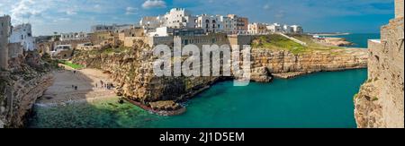 Polignano a Mare - das Stadtbild-Panorama. Stockfoto