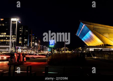 Danzig, PL-14 Mar 2022: Olivia Hall in farbenfrohen Lichtern ukrainischer Flagge, um die Unterstützung für den Angriff der Ukraine durch Russland zu zeigen. Danzig-Display Stockfoto