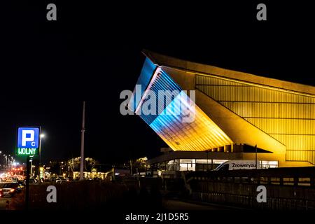 Danzig, PL-14 Mar 2022: Olivia Hall in farbenfrohen Lichtern ukrainischer Flagge, um die Unterstützung für den Angriff der Ukraine durch Russland zu zeigen. Danzig-Display Stockfoto