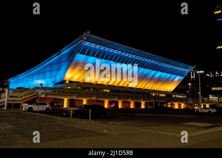 Danzig, PL-14 Mar 2022: Olivia Hall in farbenfrohen Lichtern ukrainischer Flagge, um die Unterstützung für den Angriff der Ukraine durch Russland zu zeigen. Danzig-Display Stockfoto