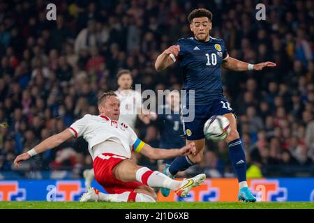 Kamil Glik aus Polen kämpft am 24. März 2022 im Hampden Park in Glasgow, Schottland, mit Che Adams aus Schottland um den Ball während des Internationalen Freundschaftssiegs zwischen Schottland und Polen (Foto: Andrew Surma/ Quelle: SIPA USA/Alamy Live News Stockfoto