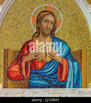 BARI, ITALIEN - 5. MÄRZ 2022: Das Mosaik Jesu beim Brotbrechen in der Kirche Chiesa del Redentore aus dem Jahr 1969. Stockfoto