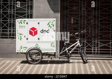 Bild eines Schildes mit dem Logo von DPD, aufgenommen auf einem Zustellfahrrad im Stadtzentrum von Ljubljana. Die DPDgroup ist ein internationaler Paketzustelldienst für die Sor Stockfoto