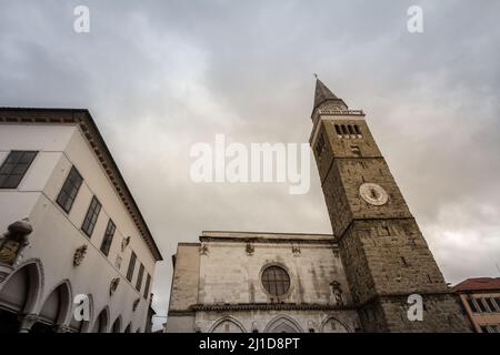 Bild des tito-Platzes in Koper, Slowenien, mit der Kathedrale der Annahme und dem prätorianischen Palast. Die Kathedrale der Himmelfahrt der Stockfoto