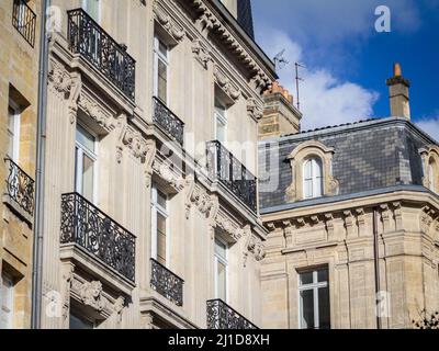 Bild eines traditionellen französischen Gebäudes aus dem 19.. Jahrhundert aus dem Haussmann-Baustil. Der Haussmann-Stil ist typisch für die französischen Stadtzentren Stockfoto