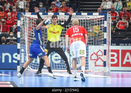 Torhüter Niklas Landin Jacobsen (Dänemark) mit dem Spagatenkauf gegen Frankreich. EHF Euro 2022. Bronzemedaillenspiel: Stockfoto