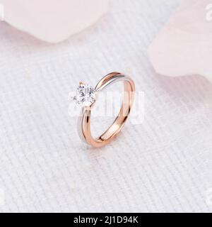 Bild von Mann und Frau mit Ehering Stockfoto