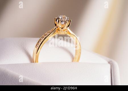 Für immer beginnt ein Ring – zeitlos, elegant und für Liebe gemacht. Stockfoto