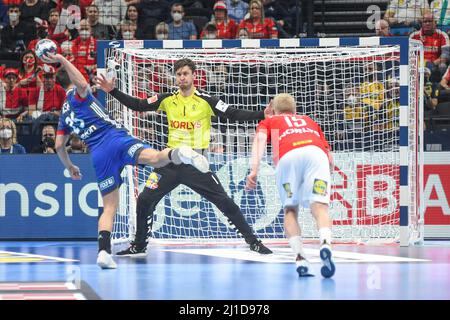 Torhüter Niklas Landin Jacobsen (Dänemark) mit dem Spagatenkauf gegen Frankreich. EHF Euro 2022. Bronzemedaillenspiel Stockfoto