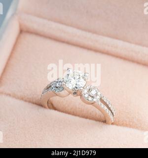 Bild von Mann und Frau mit Ehering Stockfoto