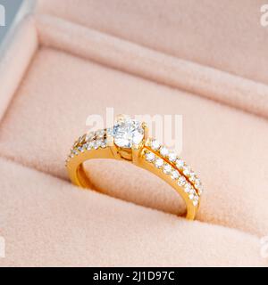 Für immer beginnt ein Ring – zeitlos, elegant und für Liebe gemacht. Stockfoto