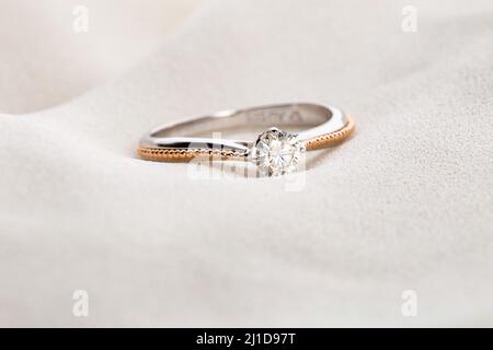 Bild von Mann und Frau mit Ehering Stockfoto