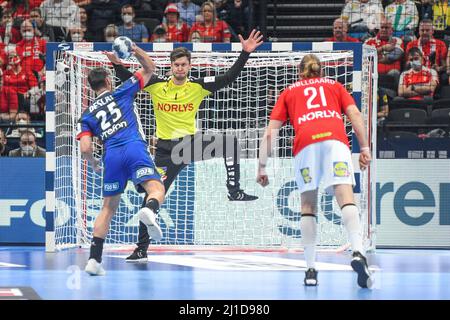 Torhüter Niklas Landin Jacobsen (Dänemark) mit dem Spagatenkauf gegen Frankreich. EHF Euro 2022. Bronzemedaillenspiel: Stockfoto
