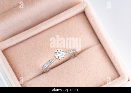 Bild von Mann und Frau mit Ehering Stockfoto