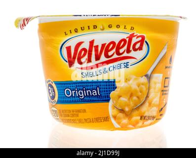 Winneconne, WI -20. März 2021: Ein Paket von Velveeta-Muscheln und Käse auf einem isolierten Hintergrund Stockfoto