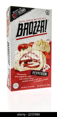 Winneconne, WI -20. März 2021: Ein Paket von Baozza pepperoni auf einem isolierten Hintergrund Stockfoto
