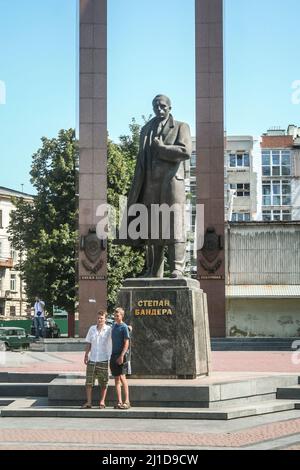 Bild einer Statue, die dem umstrittenen ukrainischen Nationalhelden Stepan Bandera in Lviv, Westukraine, gewidmet ist. Eingeweiht 2007 und entworfen b Stockfoto