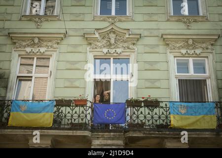 Bild der Flaggen der Europäischen Union und der Ukraine auf einem Balkon von Lemberg, Ukraine. Die Ukraine bittet darum, ein Mitglied der EU zu werden. Stockfoto