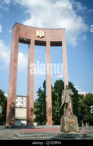 Bild einer Statue, die dem umstrittenen ukrainischen Nationalhelden Stepan Bandera in Lviv, Westukraine, gewidmet ist. Eingeweiht 2007 und entworfen b Stockfoto