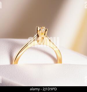 Bild von Mann und Frau mit Ehering Stockfoto