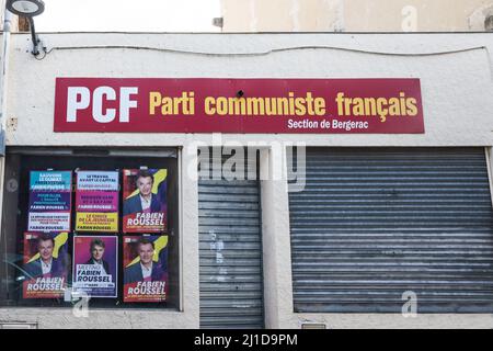 Bild des lokalen Büros der französischen kommunistischen Partei, oder Parti Communiste Francais, in bergerac, mit Plakaten des kommunistischen Kandidaten für die Stockfoto