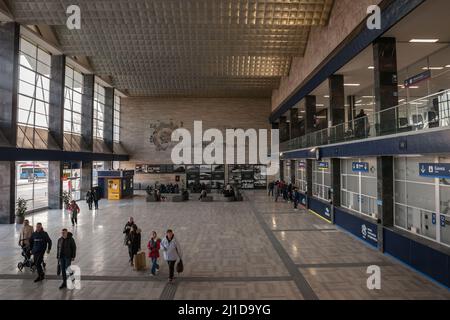 Bild des Bahnhofs Novi Sad von innen, in Novi Sad, Serbien. Es ist der Hauptbahnhof von Novi Sad und der Provinz Vojvodina, Stockfoto