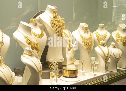 Luxuriöser Goldschmuck im Schaufenster Stockfoto